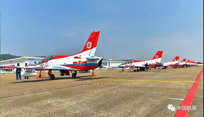 空军航空大学红鹰飞行表演队战机在珠海机场停机坪上.jpg